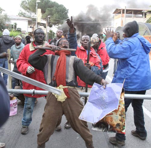 Bande paramilitari di migranti pronte all’assalto
