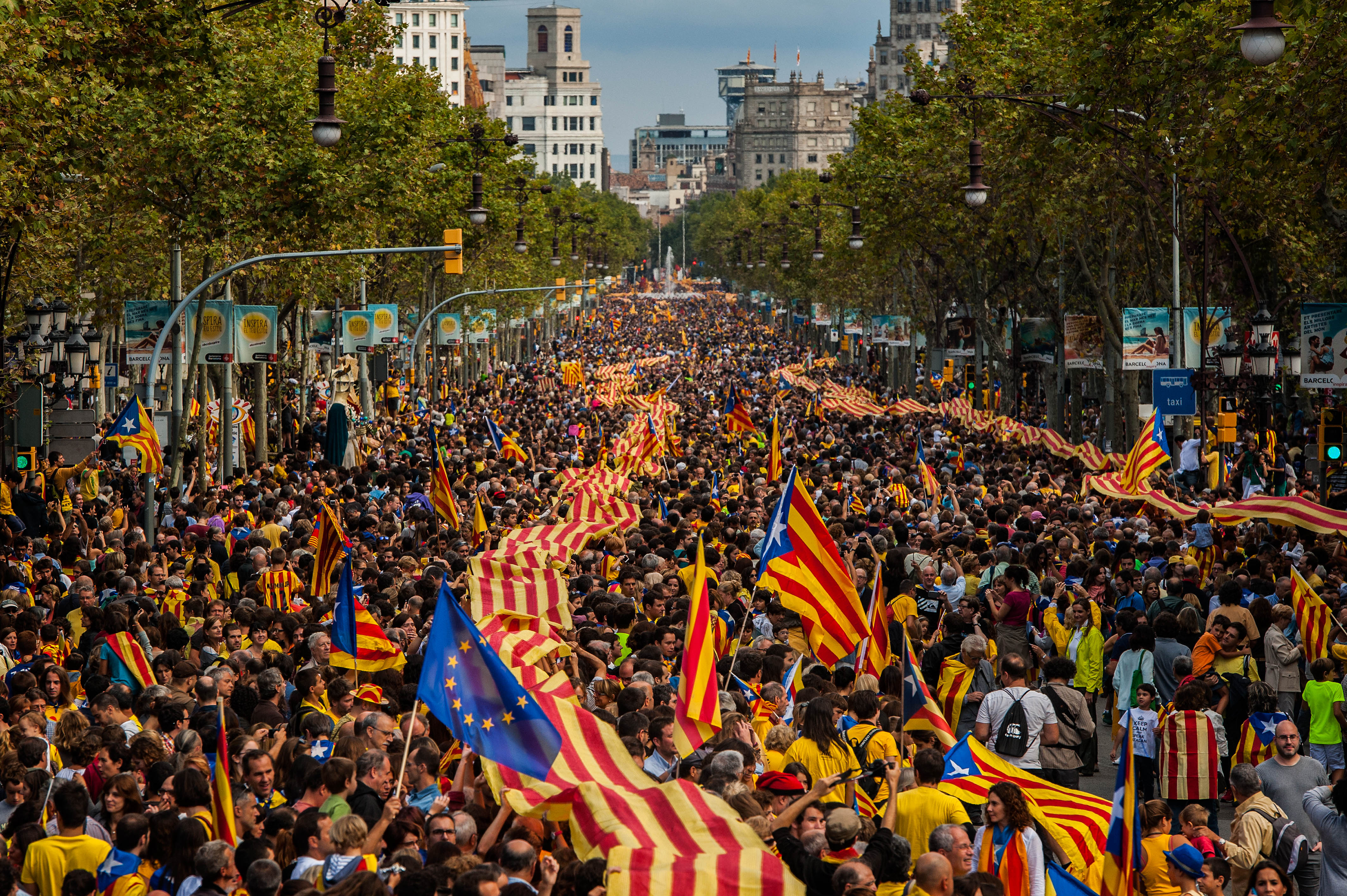 Madrid limita poteri Puigdemont e blocca le finanze catalane 