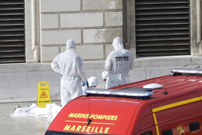 Marsiglia: accoltella a morte due ragazze gridando “Allahu Akbar”