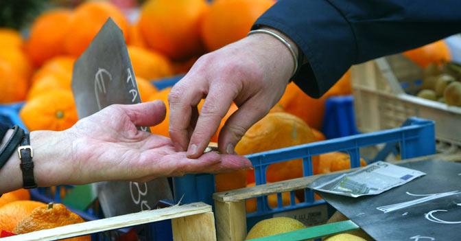 Istat: spesa più cara, frenano risparmi e potere acquisto