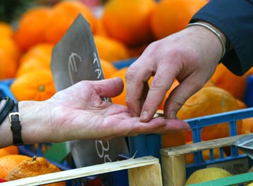 Istat: spesa più cara, frenano risparmi e potere acquisto