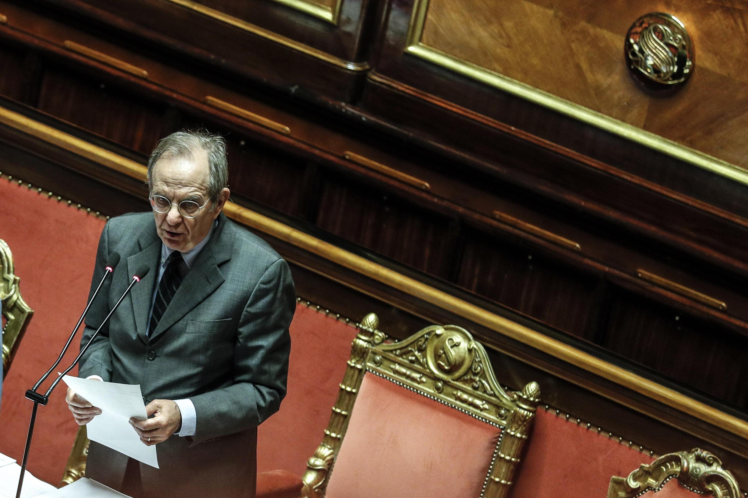 Padoan vira dai bilanci alle sfere magiche