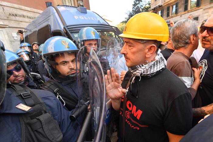 Ilva, Calenda: “Stop alle trattative, bisogna ripartire da luglio”