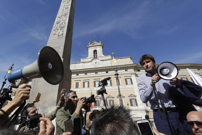 Legge elettorale con fiducia: bagarre alla Camera dei deputati