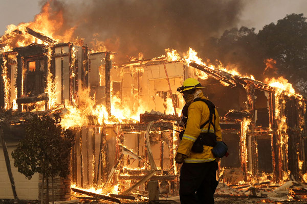 La California continua a bruciare, 17 i morti