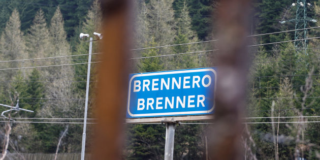 Migranti, l’Austria attiva il check point per i treni al Brennero