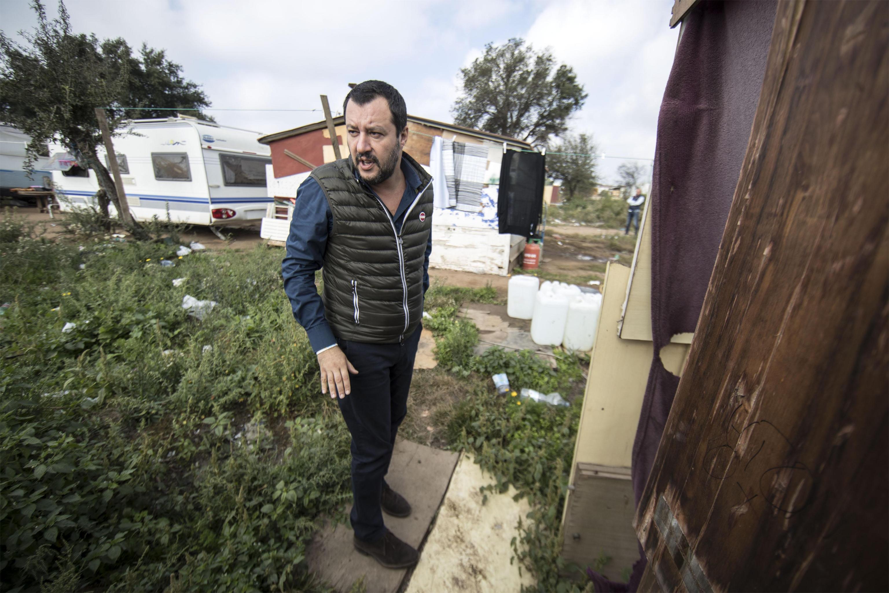 Blitz di Salvini al campo Rom: “Va raso al suolo”
