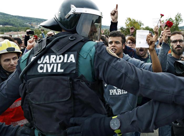 Catalogna, scaduto l’ultimatum. Madrid: avanti con l’articolo 155