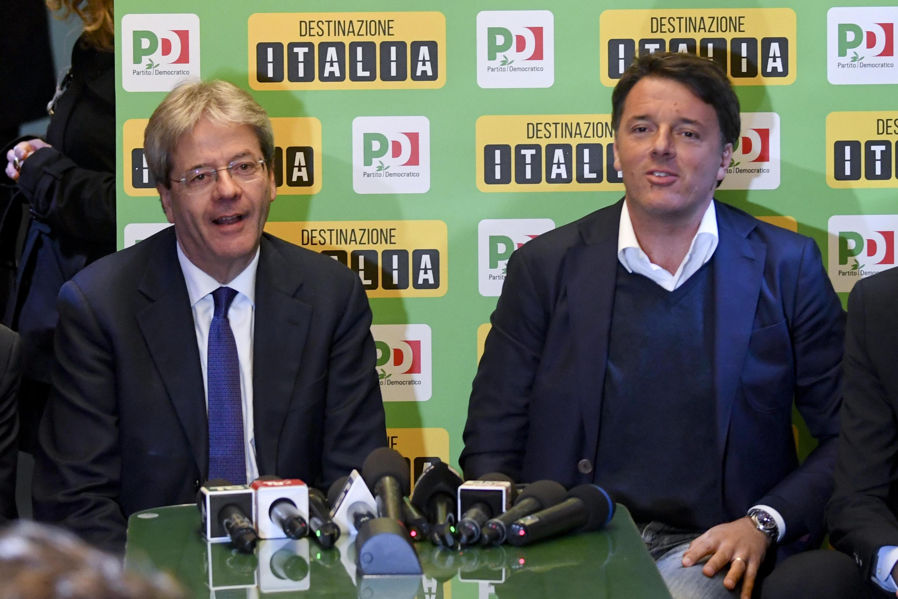 I falsi sorrisi tra Gentiloni e Renzi