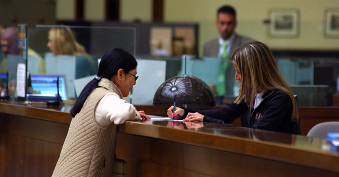 Lavoro: sempre più donne nelle banche (poche ai vertici)