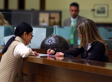 Lavoro: sempre più donne nelle banche (poche ai vertici)
