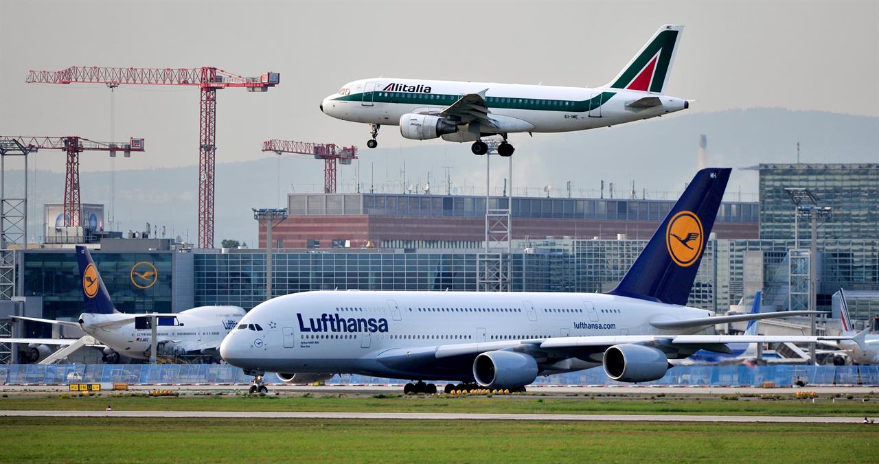 Lufthansa insiste su Alitalia, Delrio: “Valutiamo le offerte”