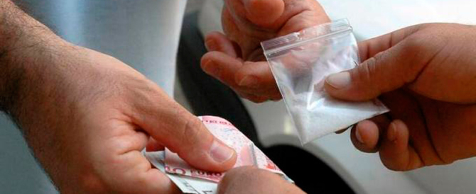 Catania: un bimbo di sei anni “spacciava” per Cosa Nostra