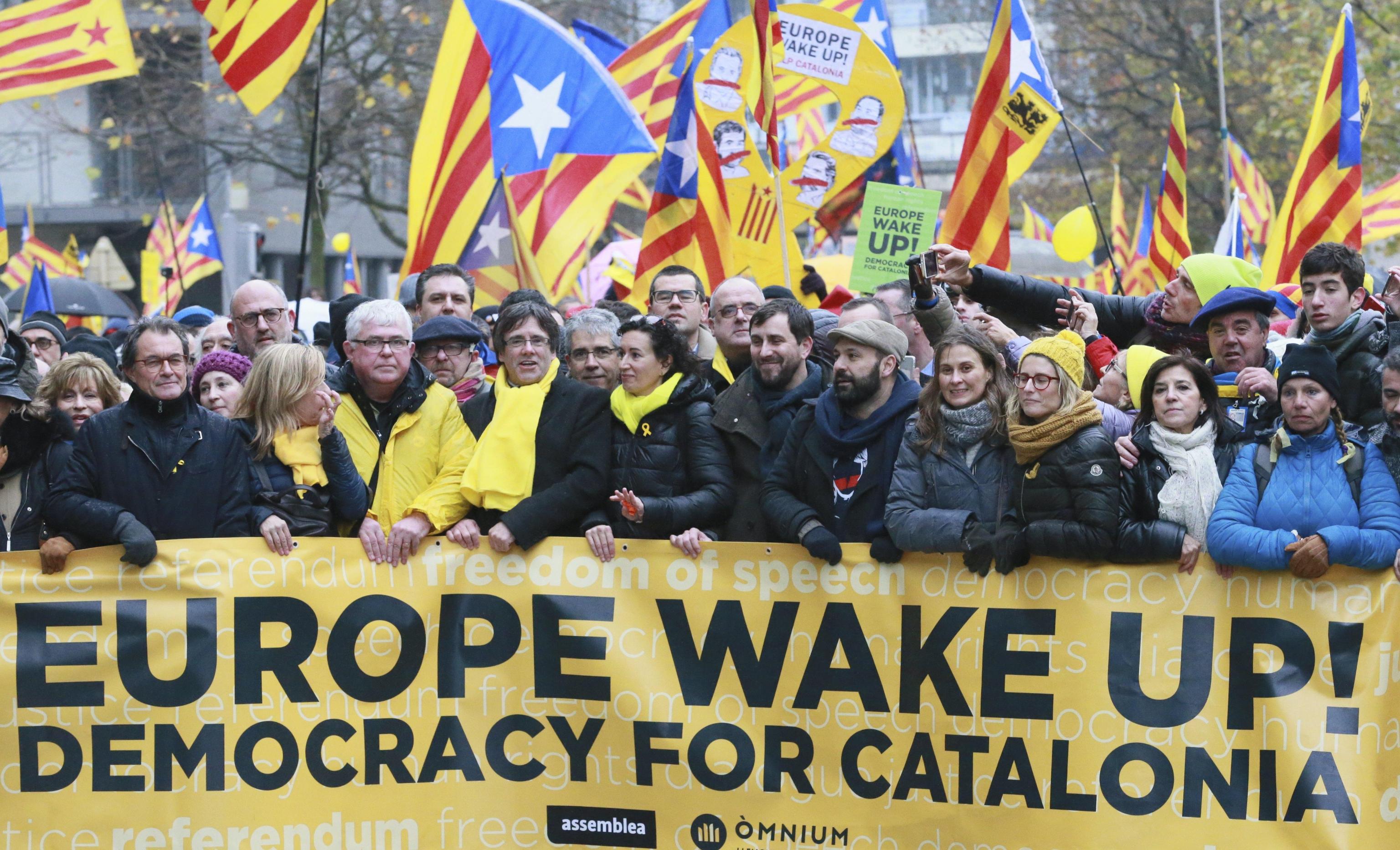 I catalani invadono Bruxelles e inneggiano a Puigdemont 