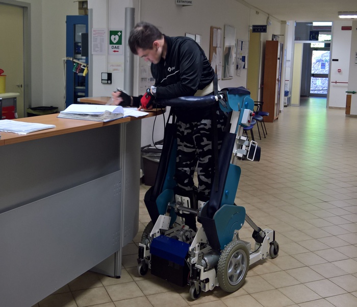 La sedia “transformer” che permette ai disabili di stare in piedi