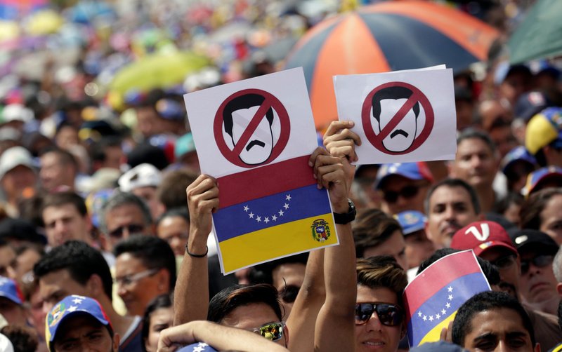 Venezuela, Maduro si arrampica sugli specchi mentre l’economia crolla  