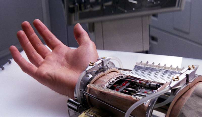 Mano bionica: ora l’obiettivo è renderla meno costosa