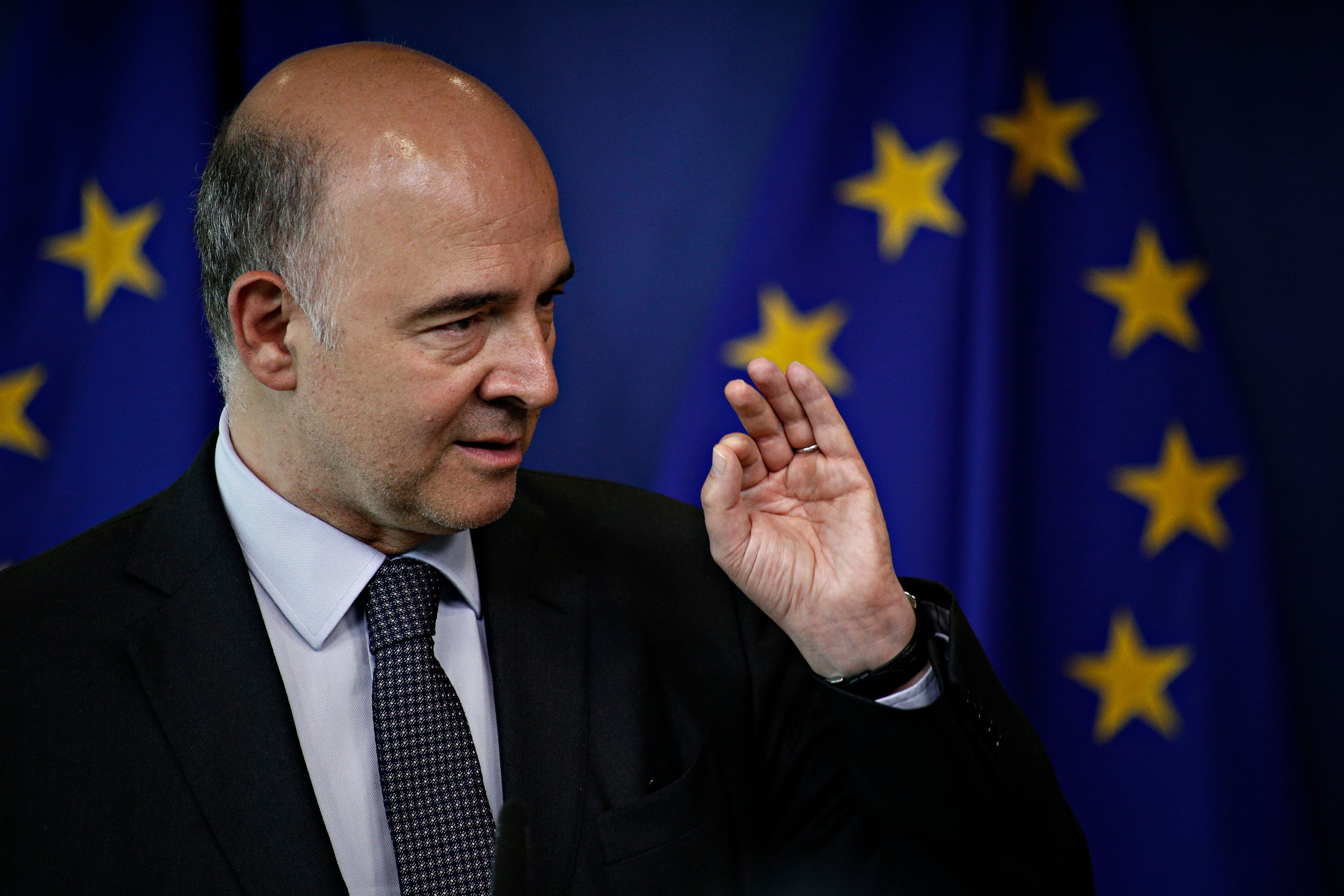L’Europa impone il prelievo dai conti, Moscovici ha paura