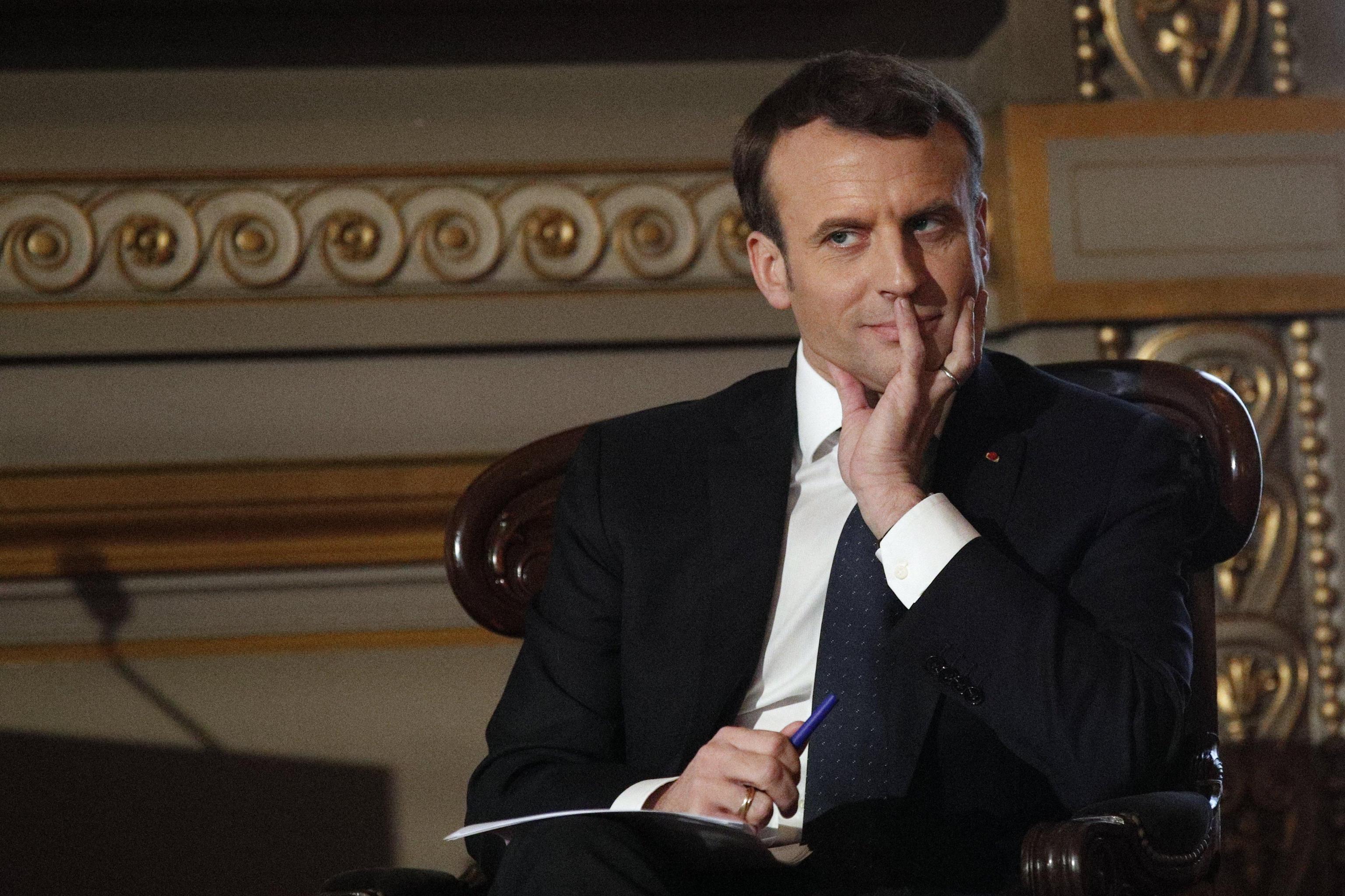 Macron si sottomette al mondo arabo