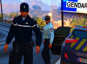 Francia, polizia caccia migrante incinta da un treno
