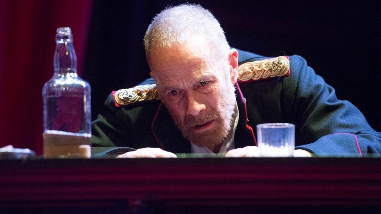 Lavia firma la messa in scena del “Padre” di Strindberg 