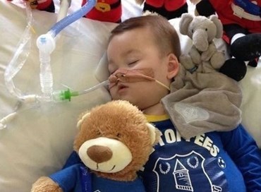 Il piccolo Alfie Evans resiste