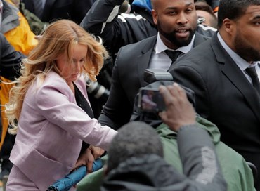 Il ciclone Stormy Daniels si abbatte sull’avvocato di Trump