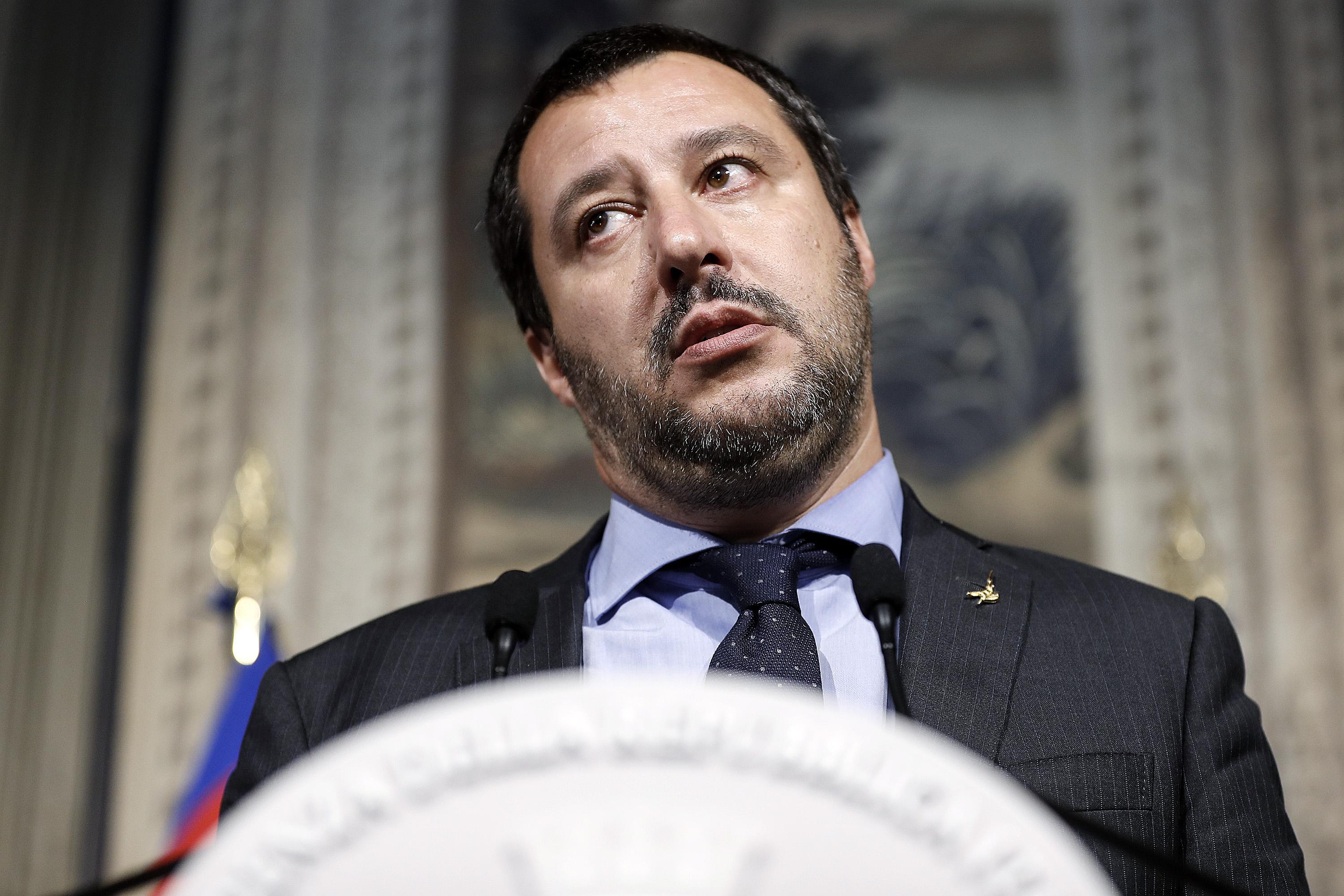 Salvini inciampa nella mucca in corridoio