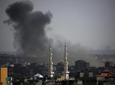 Attacco aereo israeliano su Gaza dopo i razzi dalla Striscia