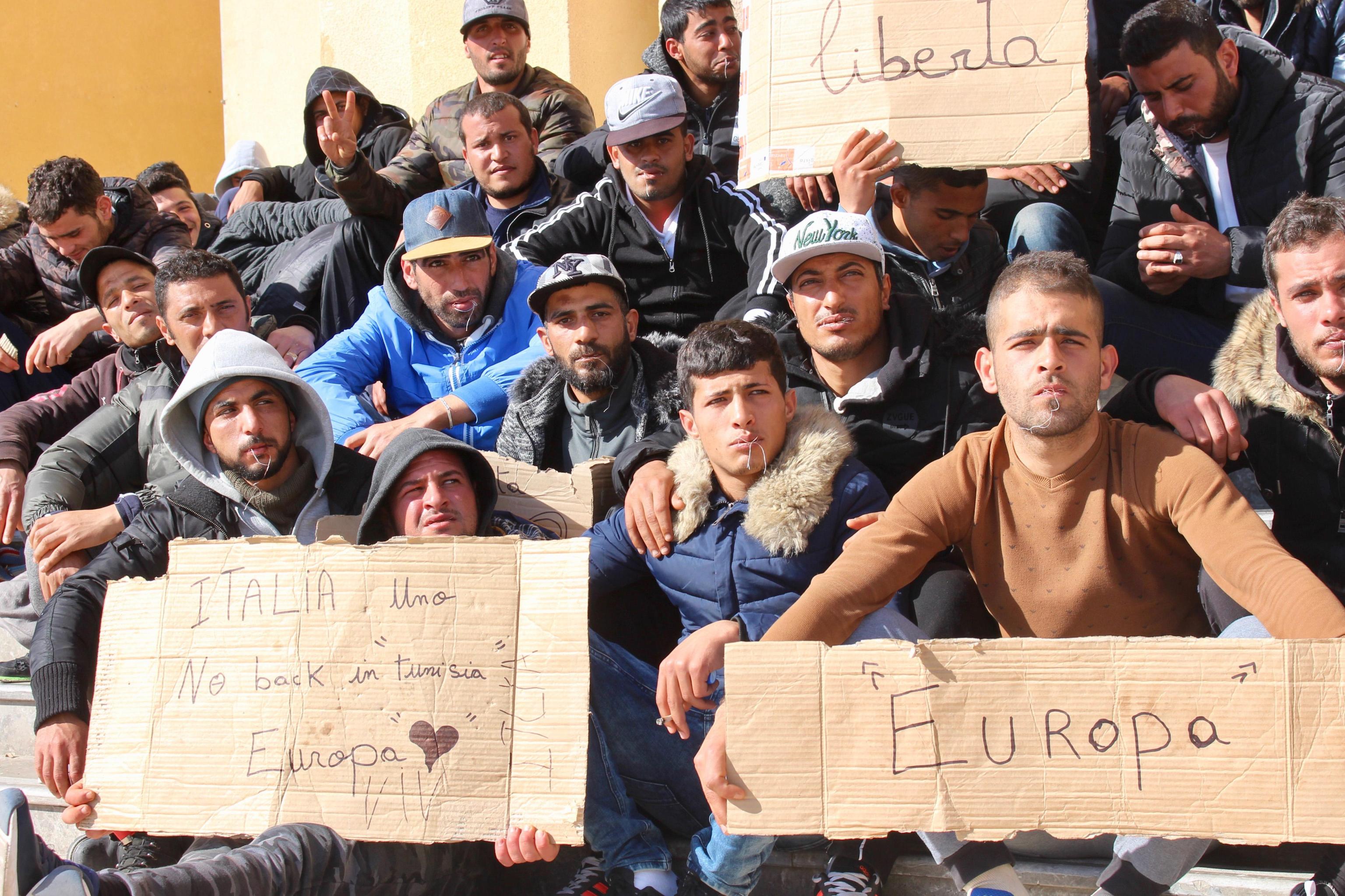 Il braccio di ferro sui migranti tra Italia e Ue