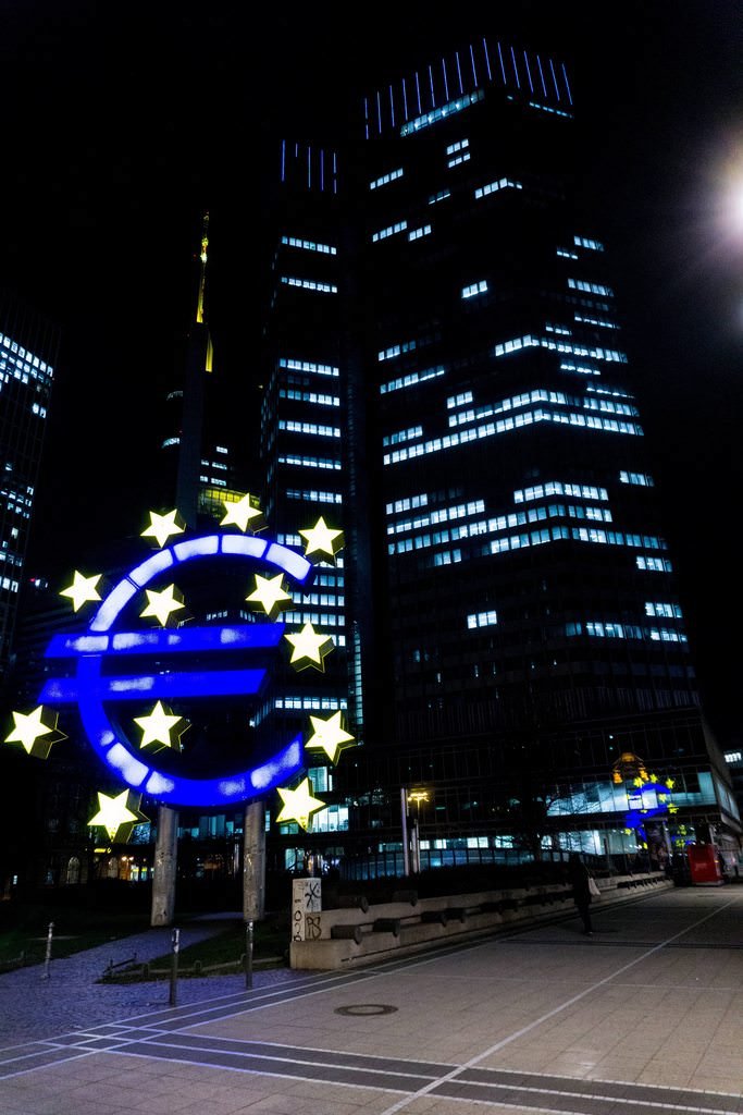 Bce ragiona su fine Qe, mercati nervosi