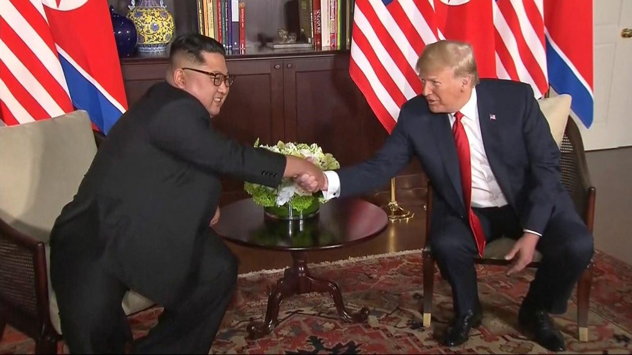 Trump e Kim, una storica stretta di mano