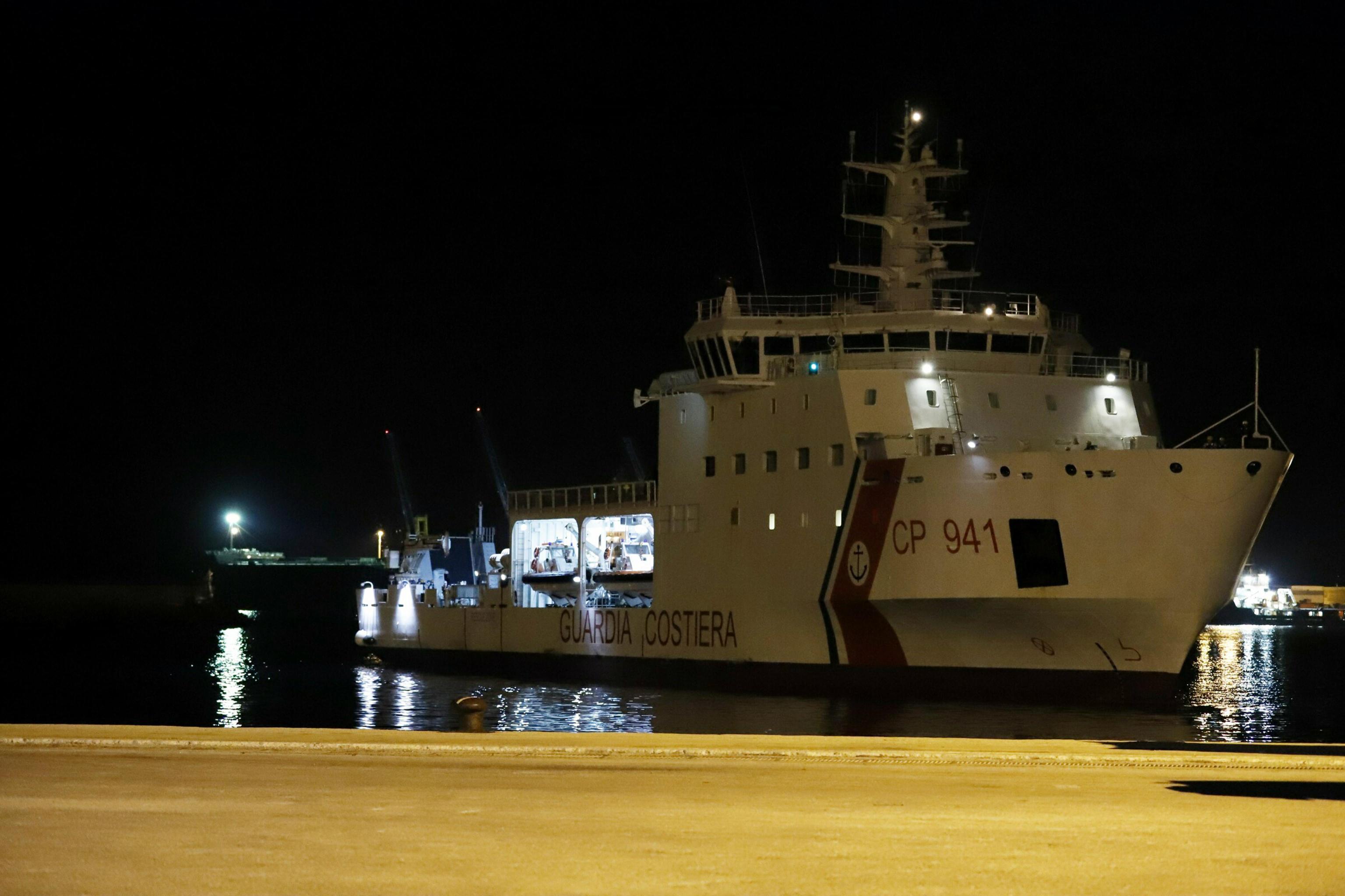Arriva a Pozzallo la nave “Diciotti” con 500 migranti a bordo