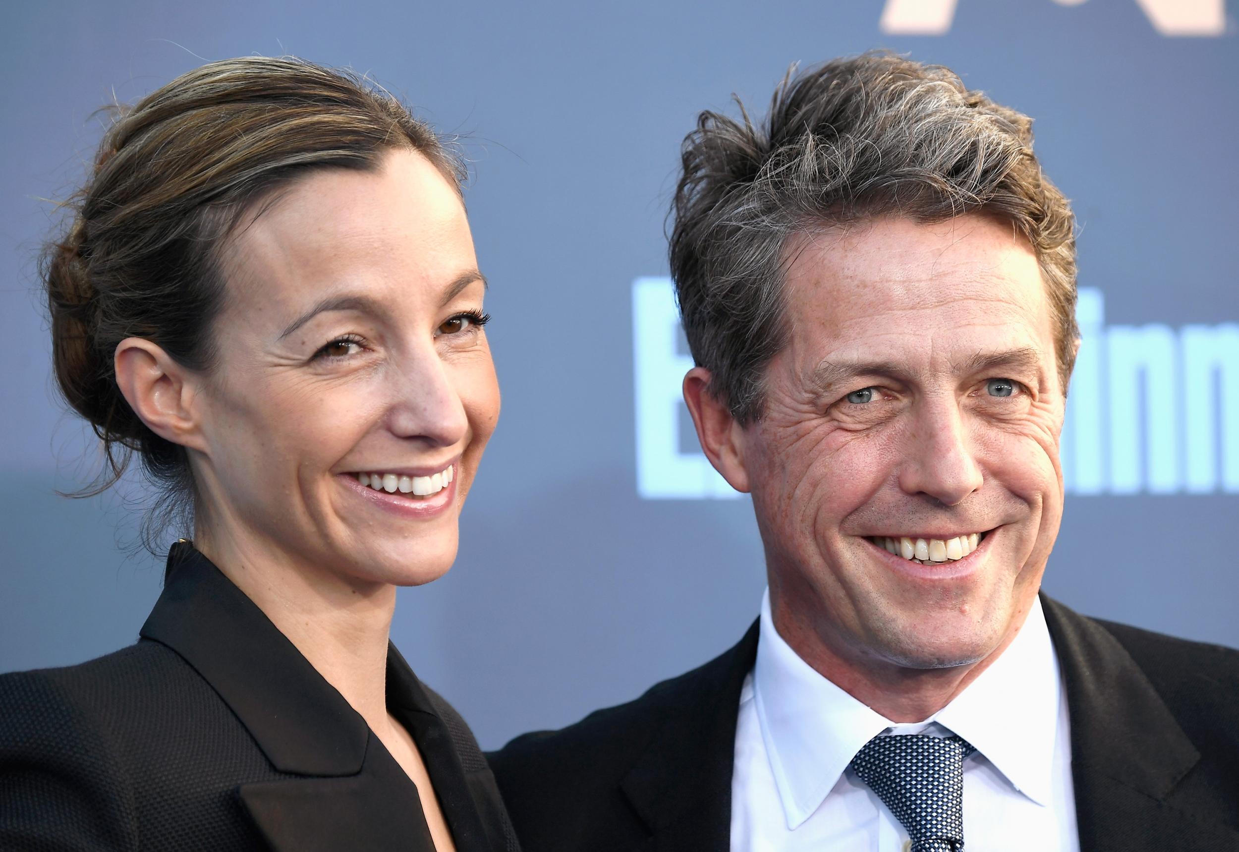Hugh Grant torna in tivù nei panni di un politico gay