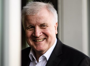 Seehofer rompe con Merkel sui migranti