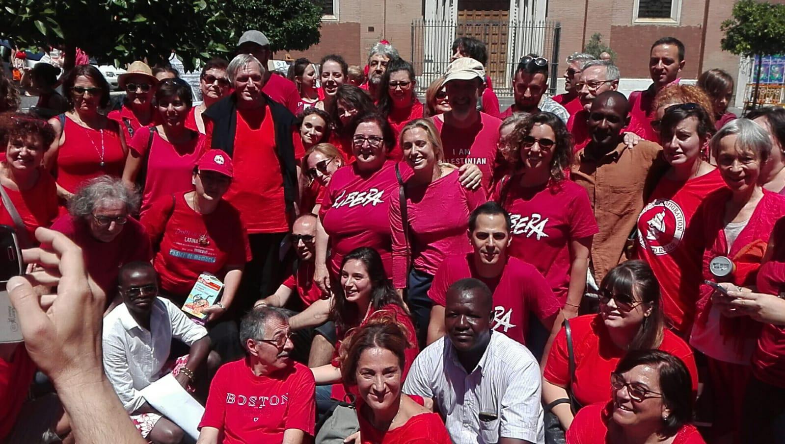 Sotto le magliette rosse il nulla