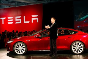 Tesla apre impianto in Cina, Musk sfida Trump 