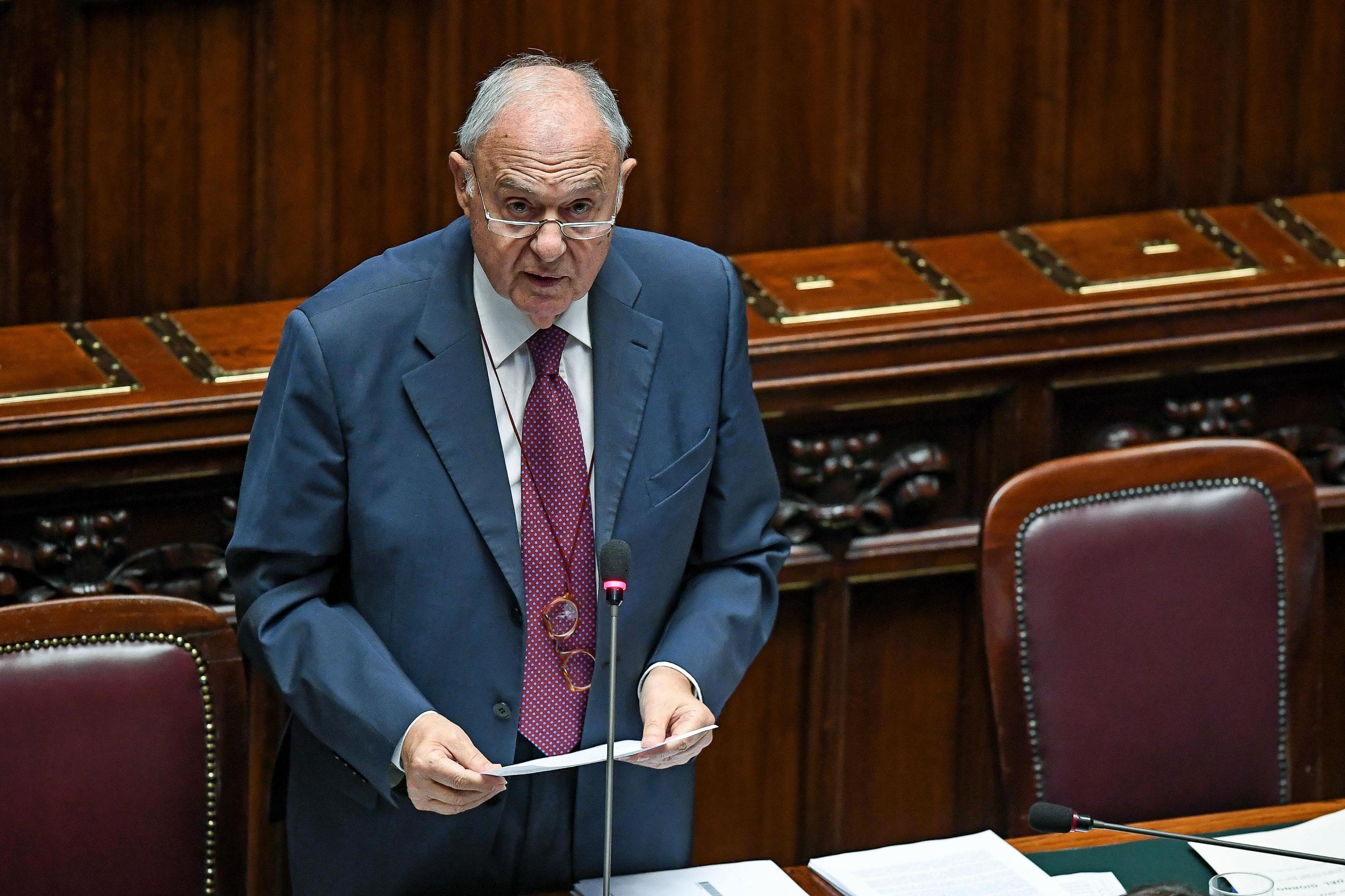 Savona prende per mano il Governo giallo-blu