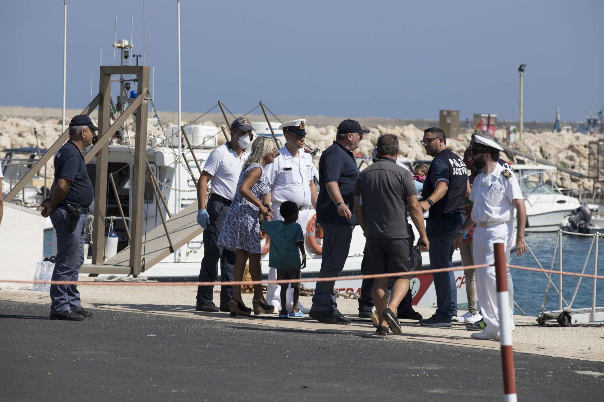 Sono a terra i 450 migranti di Pozzallo