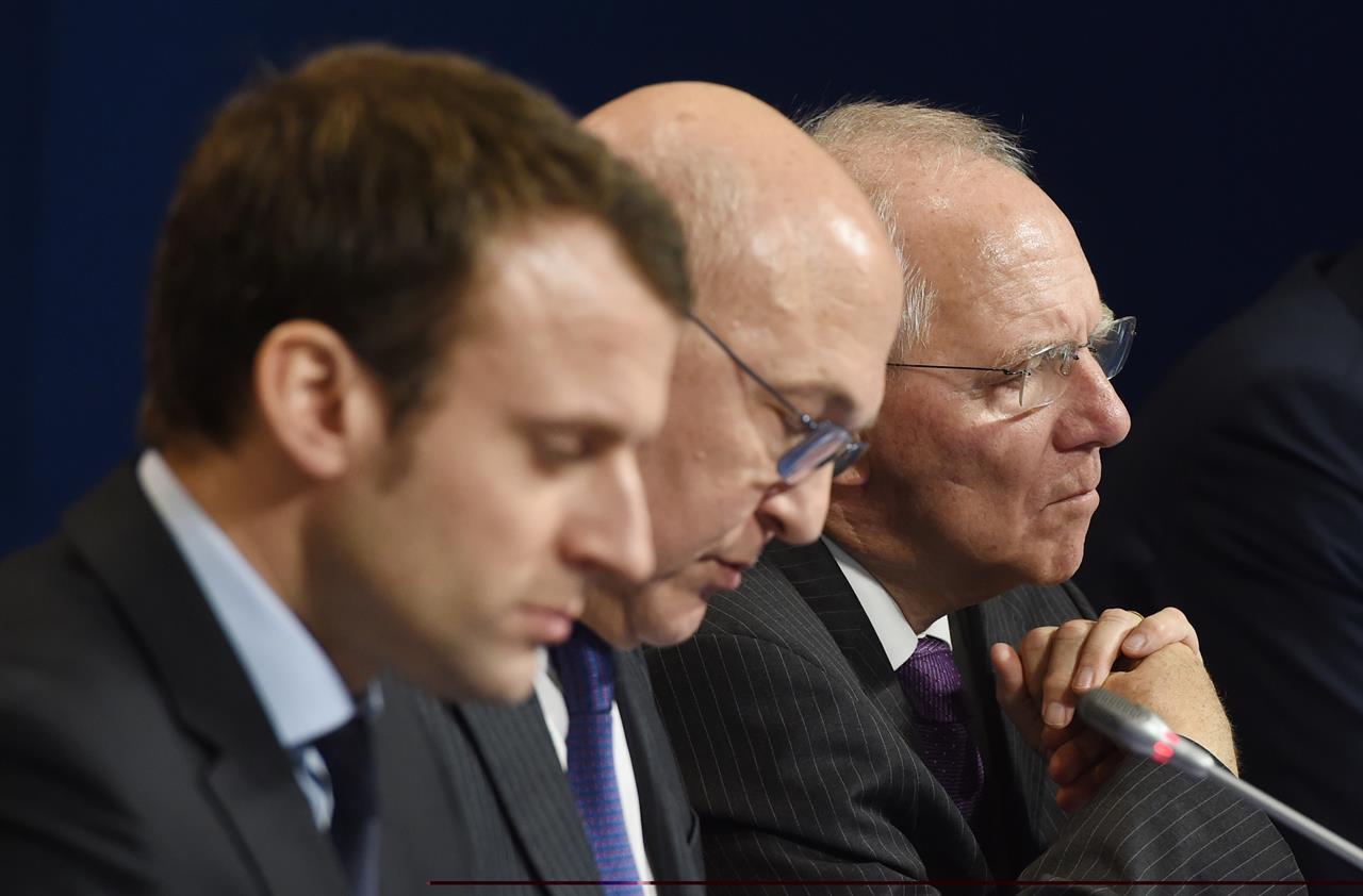 L’Italia minacciata di fallimento da Macron e Schäuble 