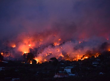 Atene, inferno di fuoco: “si temono 100 morti”