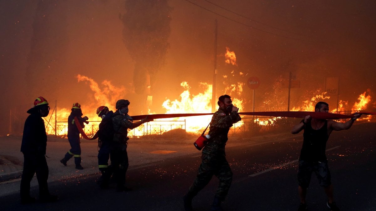 Incendi ad Atene, ipotesi azioni dolose
