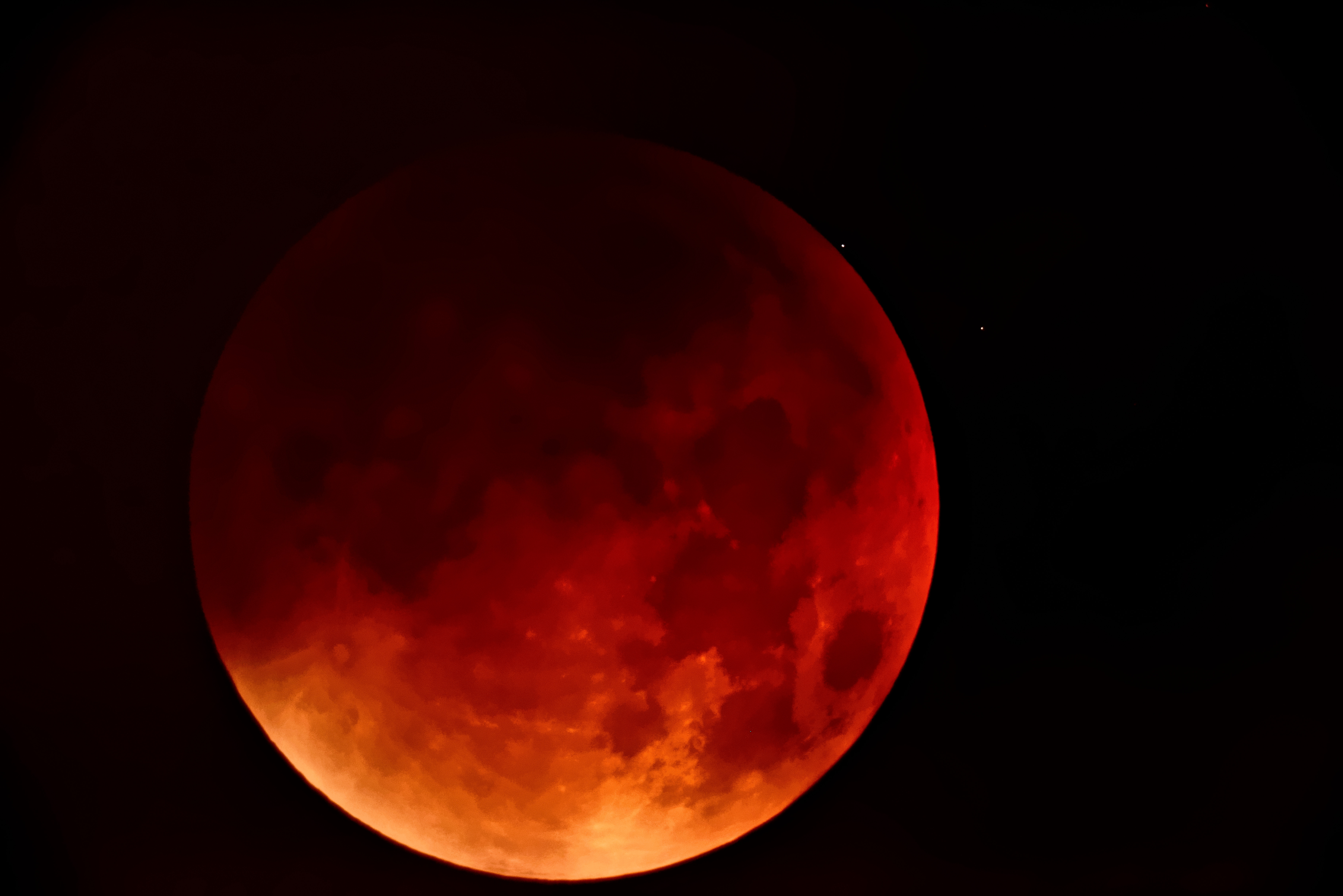 Luna e Marte “vestiti di rosso”