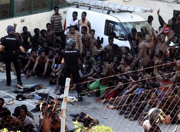 Sconfinamento di 600 migranti oltre barriera di Ceuta