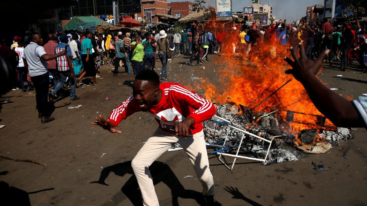 Zimbabwe, i militari sparano sulla folla: tre morti