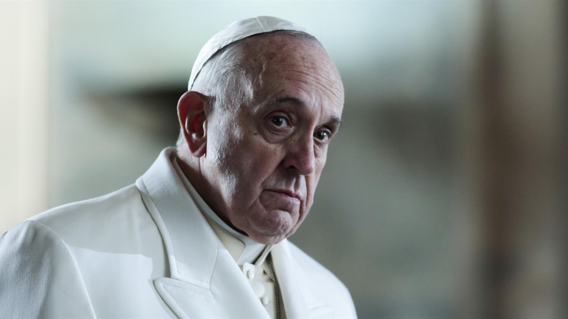 Il Papa punta l’indice contro il successo, il potere e il denaro