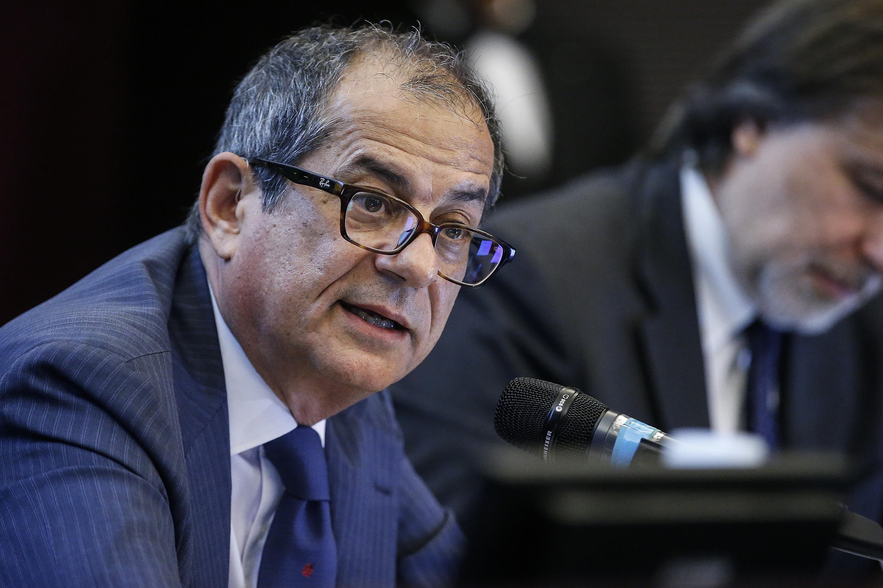 Tria messo alle strette e un generale all’Agenzia entrate