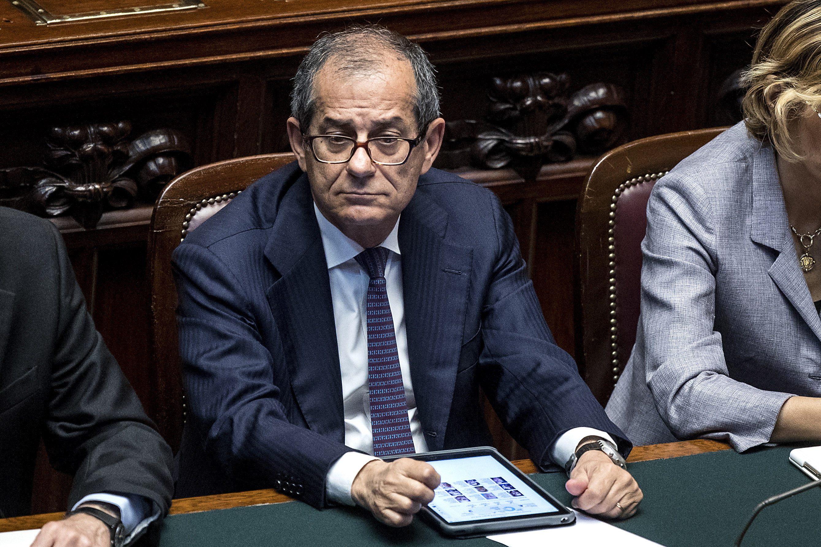 Manovra, Tria braccato dai vertici del governo