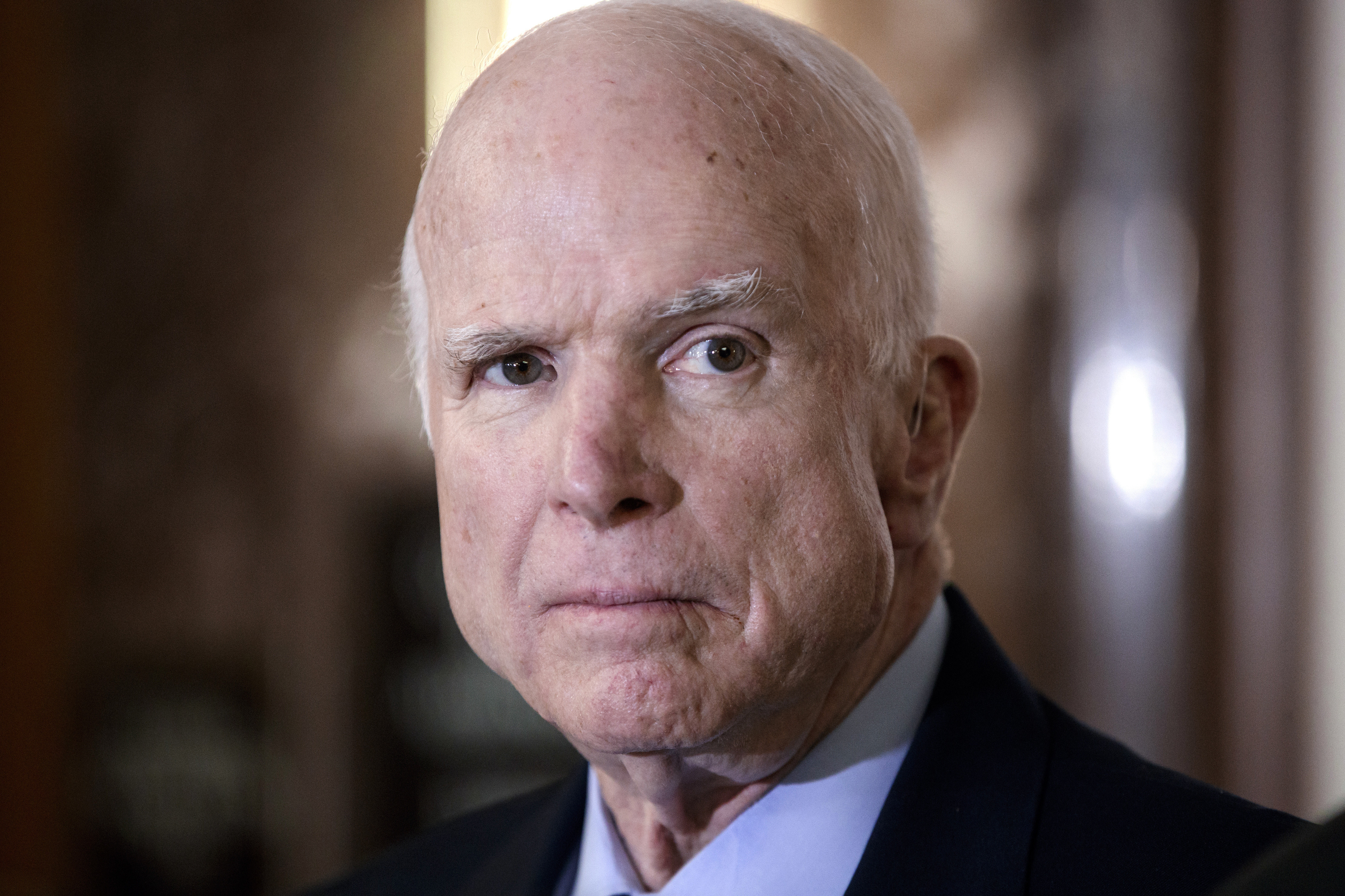 Stati Uniti, Trump “cancella” la morte di McCain