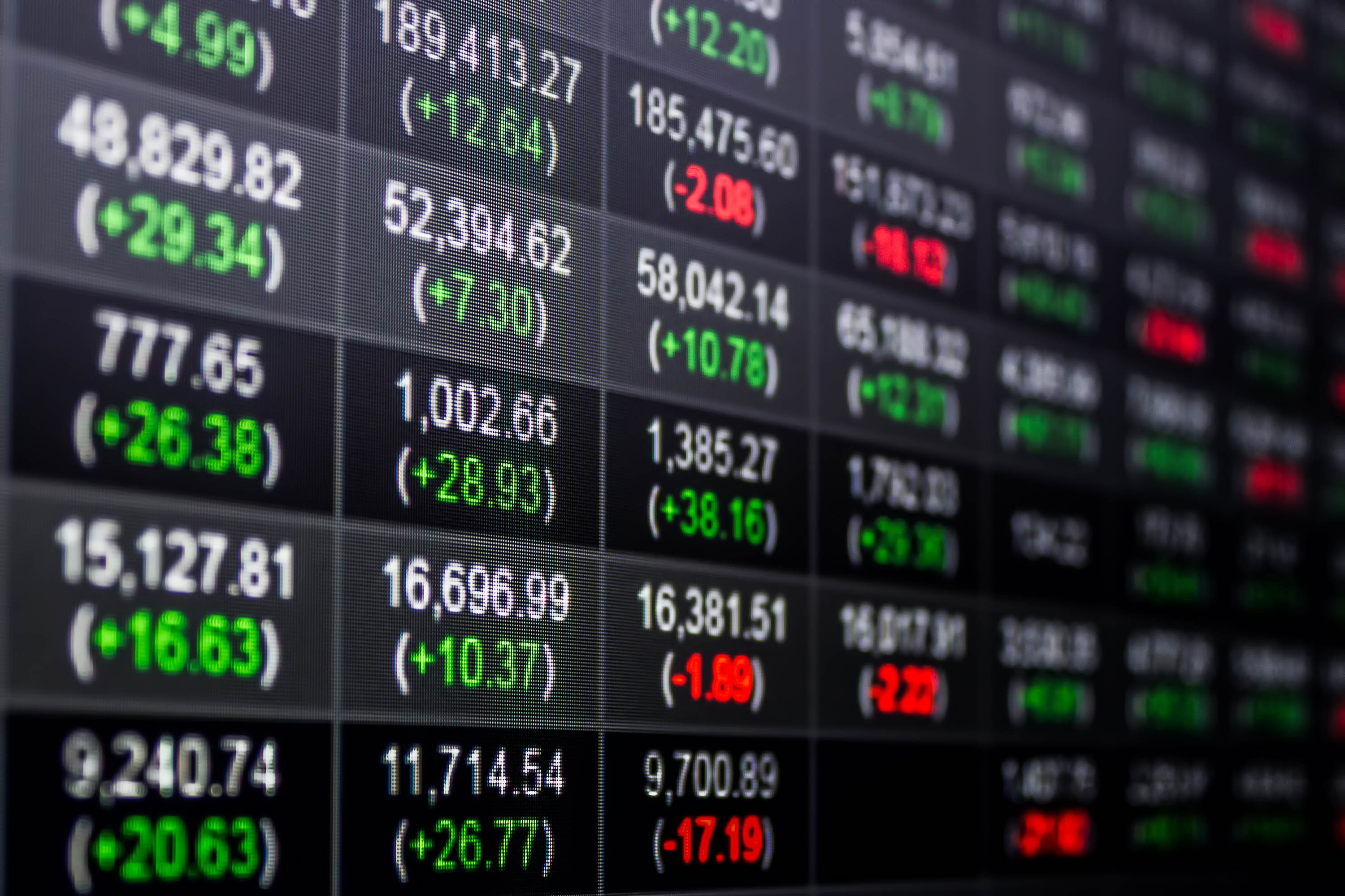 Spread stabile a 271, Milano chiude in rialzo